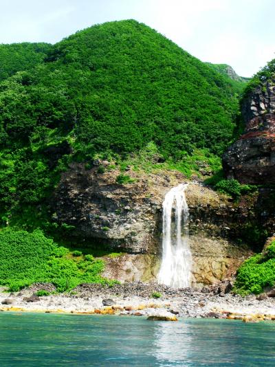 道東-19　知床岬航路B:カムイワッカの滝に接近し　☆海に落ちる水流