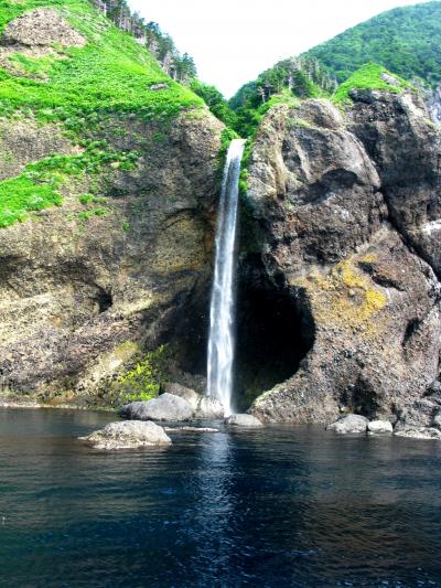 道東-20　知床岬航路C:カシュヌの滝や蛸岩も　☆イルカ跳ねるオホーツク海