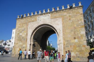 2010夏、チュニジア旅行記(7/34)：7月8日(6)：チュニス旧市街・メディナ、市場、フランス門、大聖堂