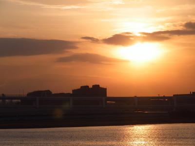 珍しく、空港モノレールから綺麗な夕日が!!