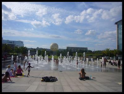 【街角の公園】夏と戯れる子供たち・・・（PARIS）