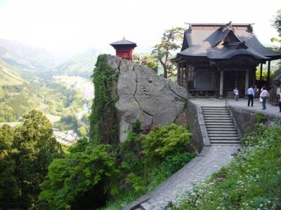 山寺の素晴らしい景観とサクランボの花