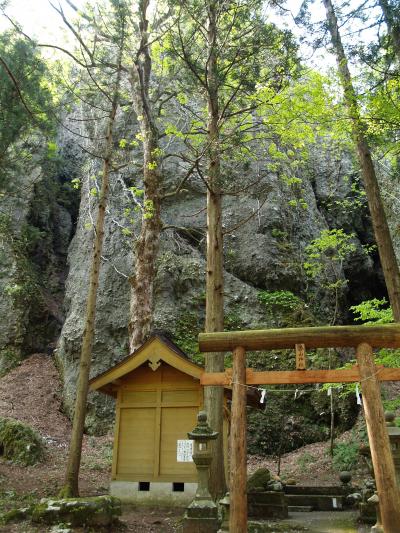 明神岩・漆山神社