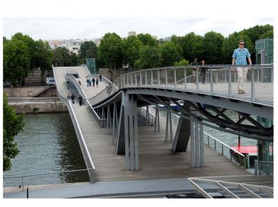 シモーヌ・ド・ボーヴォワール橋　　LA PASSERELLE SIMONU DE BEAUVOIR（セーヌ３３橋巡りの２） 