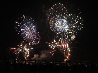 海峡の夜空に奏でる音楽花火