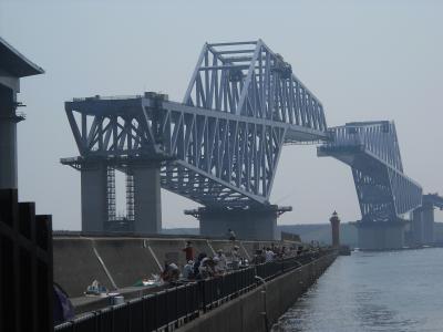本日　の　走行距離！　は、　６０ｋｍ。　サイクリング　で　眺めよう～。ーーー　建設中　の　こま切れ！　橋梁～　・・・　『　東京港　臨海大橋　』　。