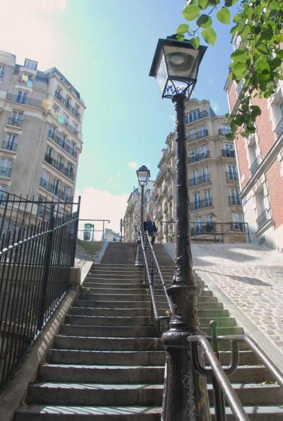 モン・スニ通りを登って、モンマルトルの丘へ 