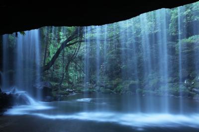 鍋ヶ滝（なべがたき）　水のカーテン越しに見る景色　　/　熊本県　阿蘇郡小国町（あそぐんおぐにまち）