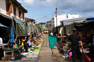 折り畳み市場メークロンとアムパワー水上市場の蛍狩り　＊ バンコク紀行(22) ＊