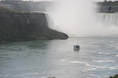 ナイアガラフォールズ　　大瀑布を見て「霧の乙女号」に乗る
