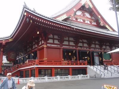 築地場外市場で美味しく食して、浅草寺を散策。いつも賑やか！！