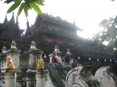 マンダレーでリアル金閣寺見学～シュエナンドー僧院～