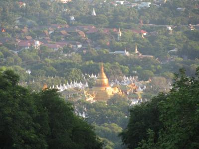 世界最大の経典は石版の上～クドードオ・パヤーの白い塔群～