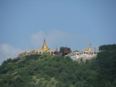 エスカレーターに乗ってマンダレーヒルの夕日見学