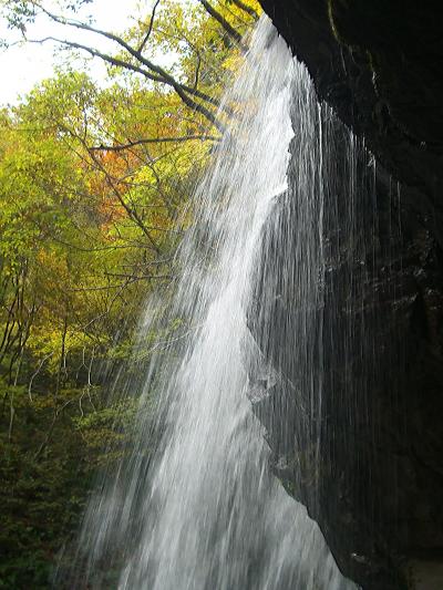 晴れの国　岡山（鏡野町/岩井の滝（裏見の滝）を森林浴）