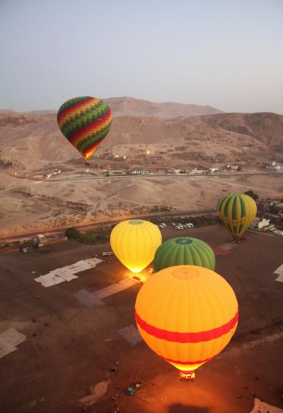エジプト紀行（２）　ルクソール西岸を飛ぶ熱気球と生者の都に昇る朝日