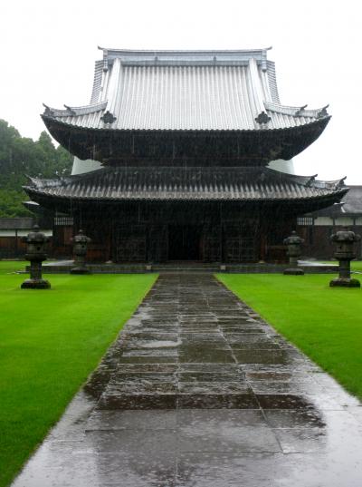 高岡山/瑞龍寺に参詣*３棟が国宝　☆豪雨でも孤高を誇って 