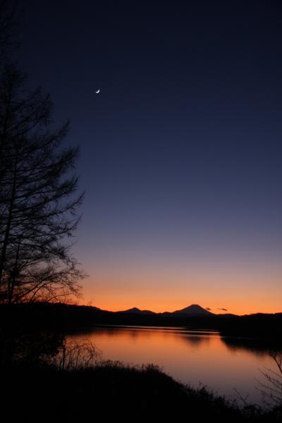 狭山湖の入り日と富士と三日月 （45分間の入り日ショー）Sunset in Lake Sayama/Mt.Fuji and crescent moon