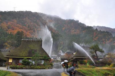 京都美山「かやぶきの里」秋の一斉放水