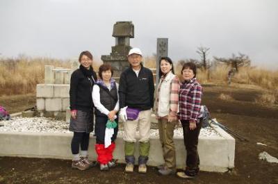 寒くて富士山も顔を隠した三国山と鉄砲木の頭