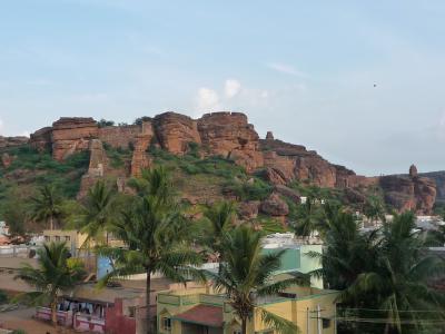 インド訪問記３　「南印最古のヒンドゥー石窟のある村①」　ハンピからバーダーミへ