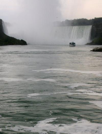 カナダ39 ナイアガラの滝　霧の乙女号アメリカ滝に　☆青ポンチョを着て