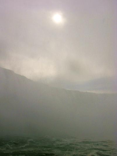 カナダ40 ナイアガラの滝　カナダ滝!　滝つぼに接近　☆猛飛沫に濡れながら