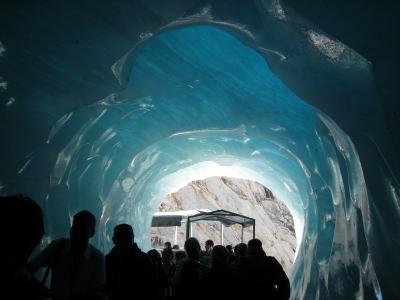 シャモニーと氷の洞窟。モンブラン山群のふもとの渓谷の町、世界でも有数のリゾート