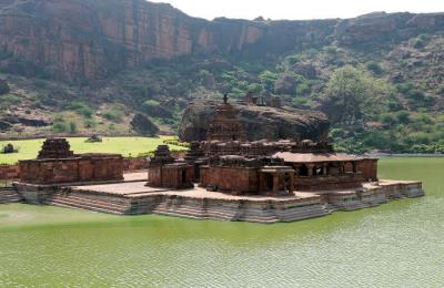 インド訪問記３　「南印最古のヒンドゥー石窟のある村②」　アガスティアティルタ池とブータナータ寺院