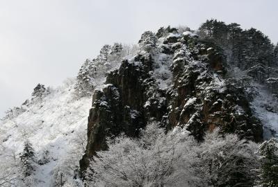 新雪眩しい 水墨画の別世界 “麒麟山温泉”！