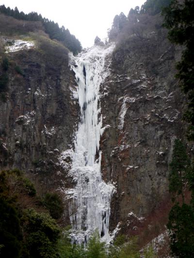 凍結した「古閑の滝」と薬膳料理バイキング＋温泉