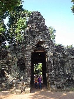 シェムリアップ９：　バイヨン様式の寺院　「バンテアイ・クディ」 