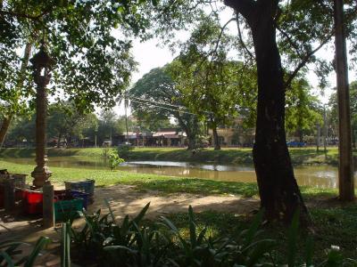 シェムリアップ１１：　川べり散歩　「いこいのひととき」