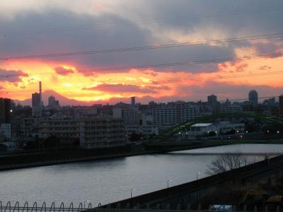 荒川サイクリングロードと夕焼けの富士山