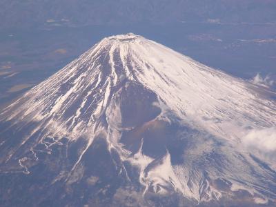 地上からよく見えなかった富士山が上空からはとても綺麗でした