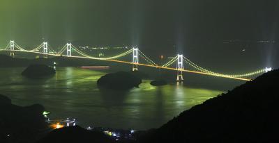 「橋萌え～」　来島海峡大橋のライトアップ　（しまなみ海道（西瀬戸自動車道））　/愛媛県今治市