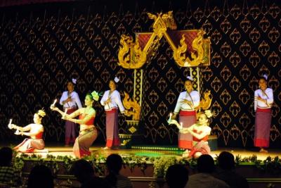 ２４．羽田空港国際線からの３泊６日バンコク旅行　タイ舞踊のシアターレストラン ノパラットの夕食