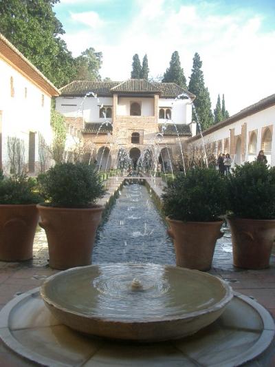 ヘネラリーフェ庭園はこじんまりとしたイタリア的な宮殿。