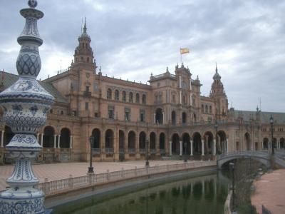 スペイン広場は半円形。建物と小川がうつくしい