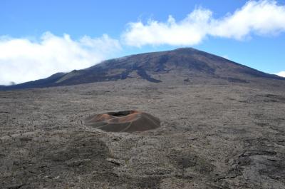 レユニオンを代表する活火山ピトン・ドゥ・ラ・フルネーズ