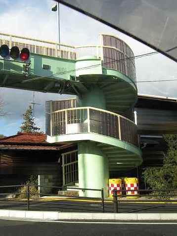 【国道１号線】　歩道橋って、いろいろな種類があるのね～。