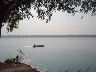 国境の町・クラチエ３：　「市場」　と　「メコン」 