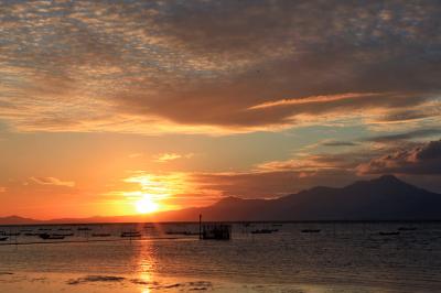 御輿来海岸越しに雲仙普賢岳に沈む夕日を眺める　（日本の渚百選）　/熊本県宇土市