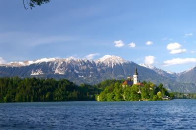 湖上に佇む教会とアルプスの借景-スロベニア／ブレッド湖-