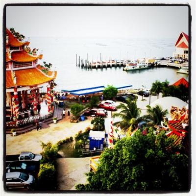 バンコク南のシラチャのロイ島を観光