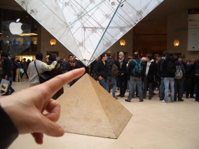 パリ市内車窓観光＆ルーブル美術館駆け足観光