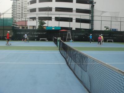 テニスラケットを背にバンコク年寄りのひとりテニス武者修行