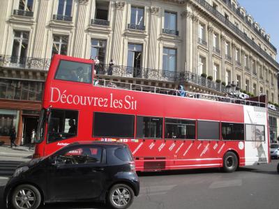 パリの空の下を赤い２階建てバスで廻る