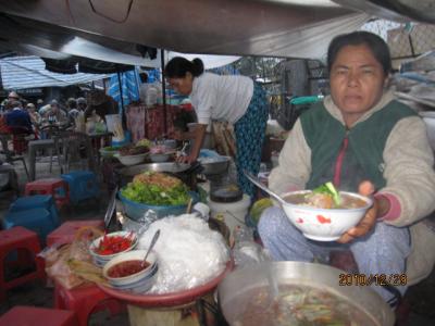アジアハイウェイの源流を訪ねて（４３)ドンバ市場での朝食「フォー」。 