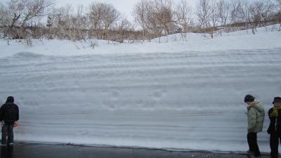 通行止め中の知床峠へ！「知床横断道路」３ｍ～4mの雪壁・除雪作業を見学(春パートⅡ)